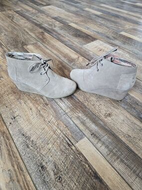 TOMS Taupe Suede Desert Wedge Ankle Booties - Women's Size 8.5